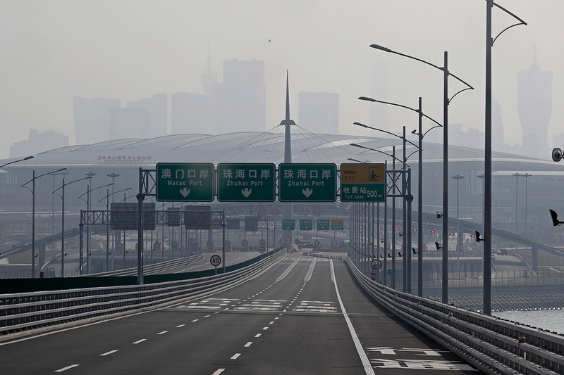 Illustration for article titled China inaugura el puente marítimo más largo del mundo, un monstruo de 55 km y 360.000 toneladas de acero